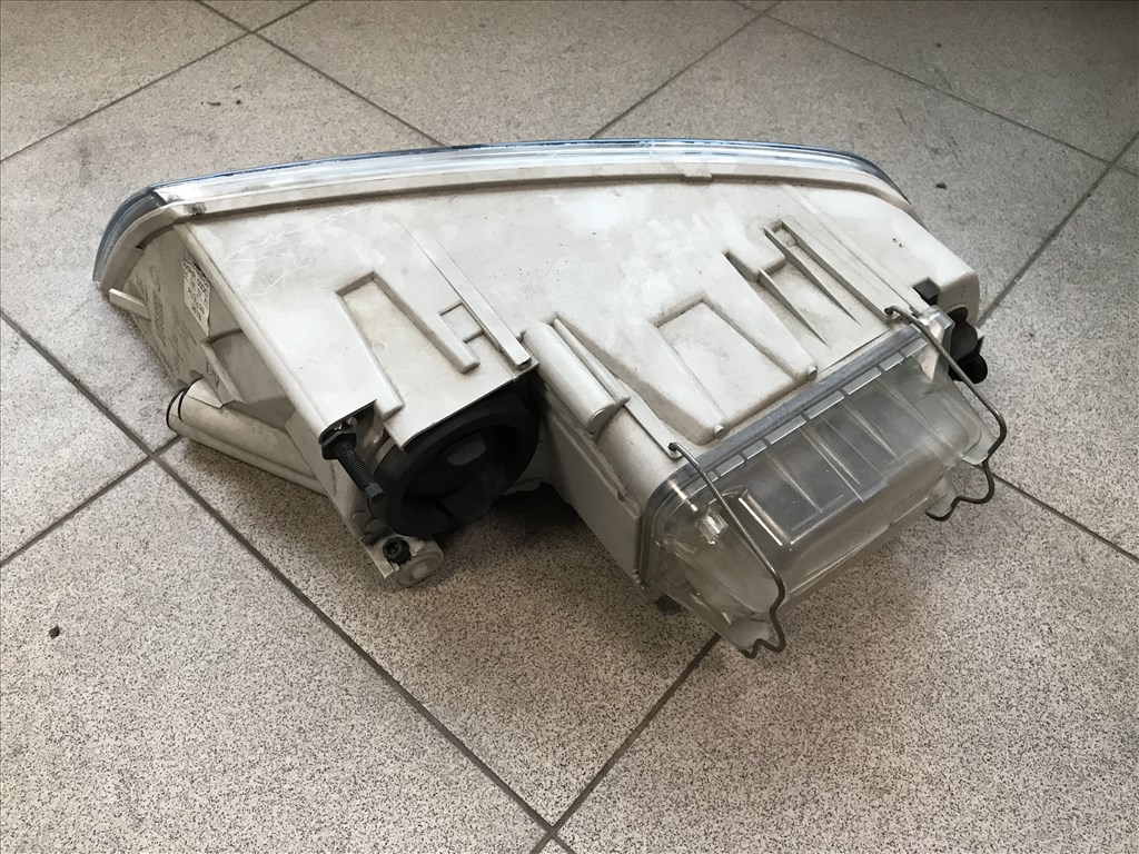 Skoda Octavia II jobb xenon fényszóró (sérült) 2. kép