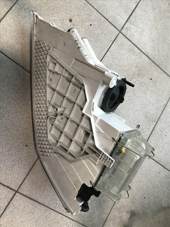 Skoda Octavia II jobb xenon fényszóró (sérült) 3. kép