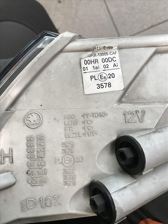 Skoda Octavia II jobb xenon fényszóró (sérült) 4. kép