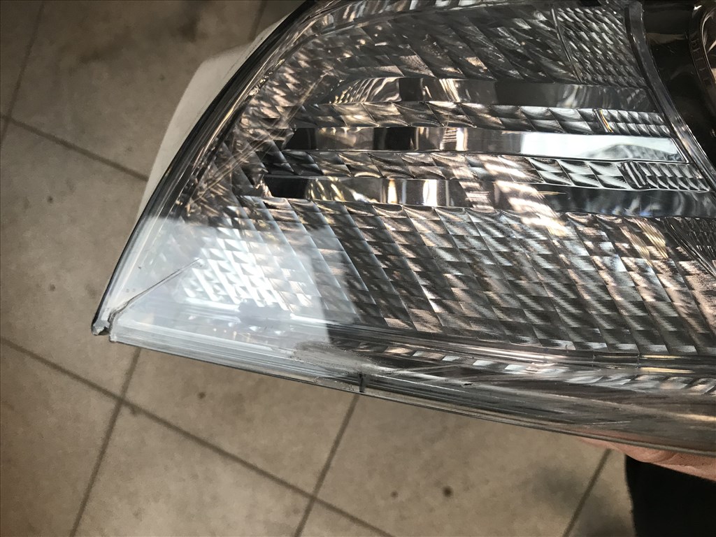 Skoda Octavia II jobb xenon fényszóró (sérült) 5. kép