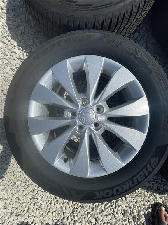  SSangyong 17" gyári alufelni 225/60 újszerű Hankook téli gumi   5. kép