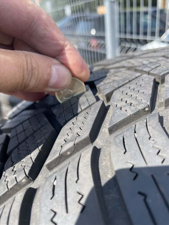  SSangyong 17" gyári alufelni 225/60 újszerű Hankook téli gumi   4. kép