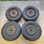  Nissan Juke 16"; J6,5; 5x114.3  lemezfelni, rajta 205/60 R16 használt Hankook téli gumi 