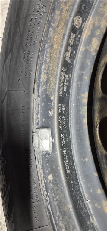  Nissan Juke 16"; J6,5; 5x114.3  lemezfelni, rajta 205/60 R16 használt Hankook téli gumi  2. kép