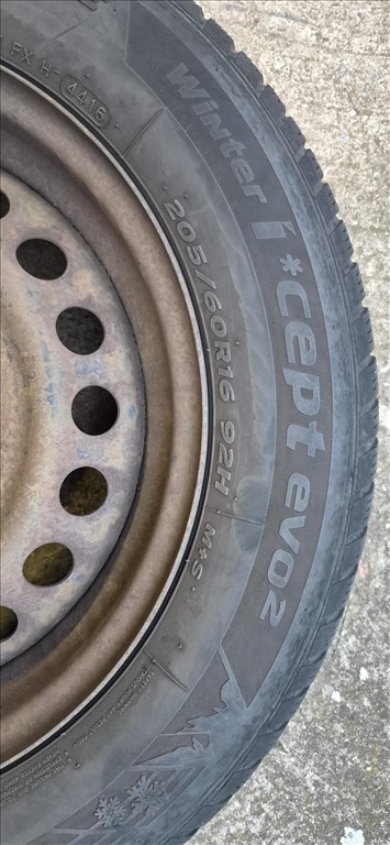  Nissan Juke 16"; J6,5; 5x114.3  lemezfelni, rajta 205/60 R16 használt Hankook téli gumi  5. kép