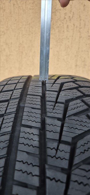  Nissan Juke 16"; J6,5; 5x114.3  lemezfelni, rajta 205/60 R16 használt Hankook téli gumi  6. kép