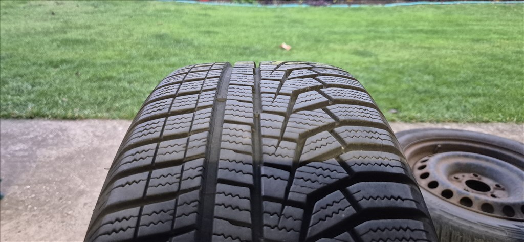  Nissan Juke 16"; J6,5; 5x114.3  lemezfelni, rajta 205/60 R16 használt Hankook téli gumi  9. kép