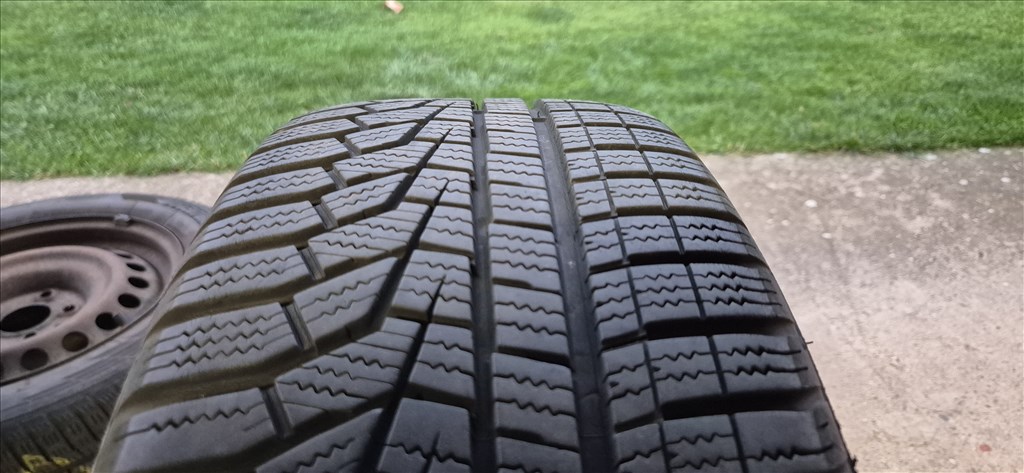  Nissan Juke 16"; J6,5; 5x114.3  lemezfelni, rajta 205/60 R16 használt Hankook téli gumi  10. kép