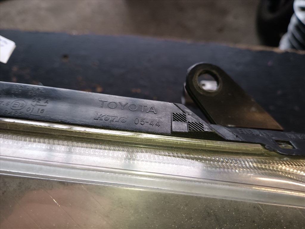Toyota Avensis T25 Jobb első xenon fényszóró  koito0544 2. kép