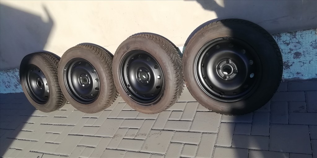 DACIA  Télikerés szett újszerű 15"  185/65 újszerű Goodyear téli gumi gumi  1. kép