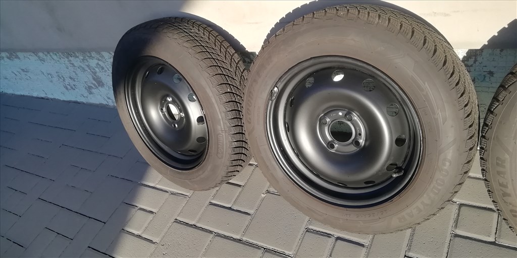 DACIA  Télikerés szett újszerű 15"  185/65 újszerű Goodyear téli gumi gumi  2. kép