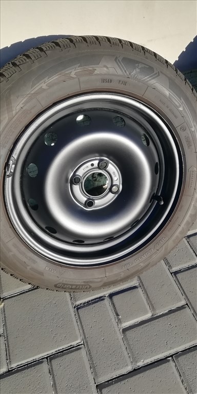 DACIA  Télikerés szett újszerű 15"  185/65 újszerű Goodyear téli gumi gumi  3. kép
