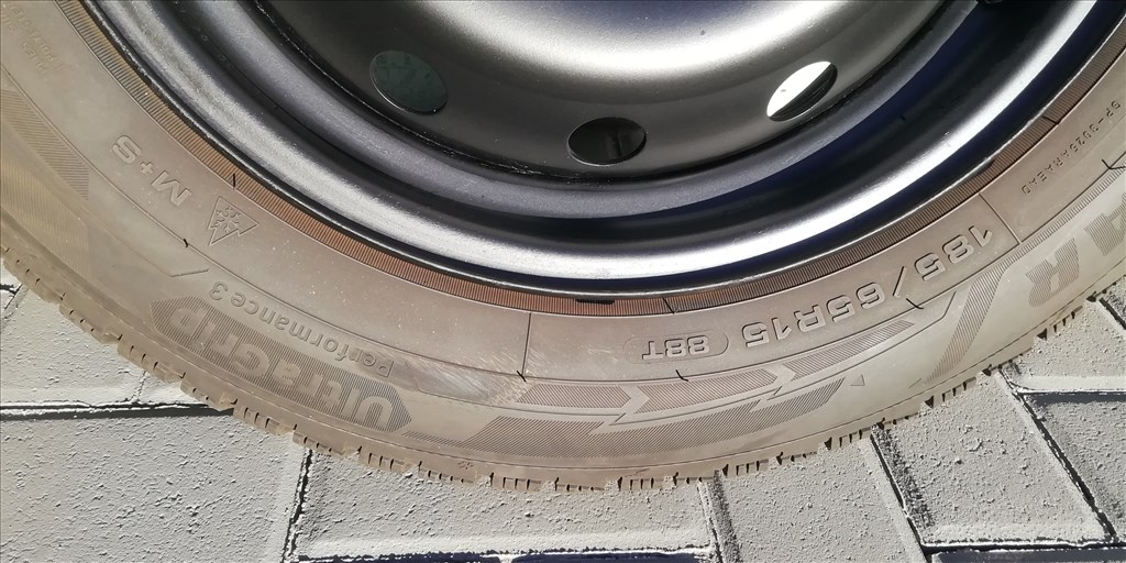 DACIA  Télikerés szett újszerű 15"  185/65 újszerű Goodyear téli gumi gumi  4. kép
