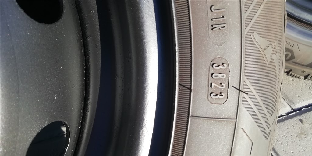 DACIA  Télikerés szett újszerű 15"  185/65 újszerű Goodyear téli gumi gumi  7. kép