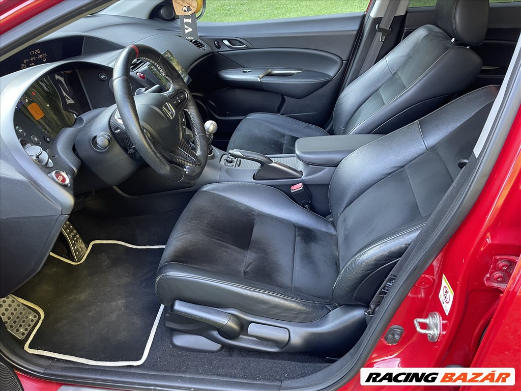 Honda Civic 1.8 GT Special Edition Sérülés mentes Szervizkőnyv Navi Bőr Tolatókamera Hertz Hifi 9. kép