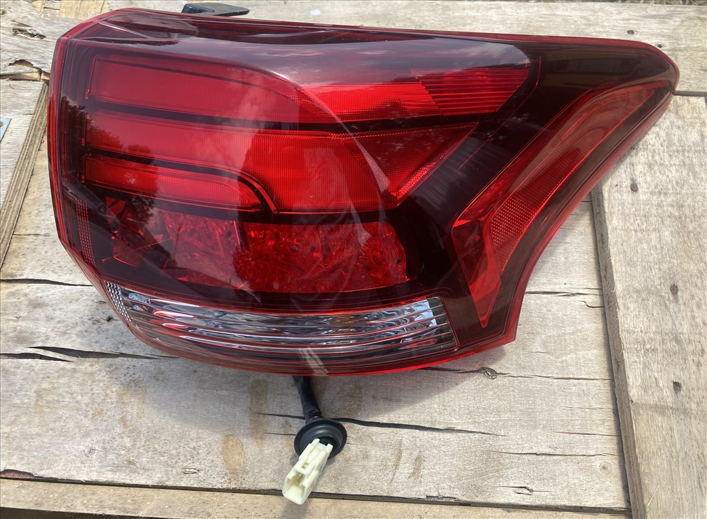 Mitsubishi Outlander III hátsó lámpa 2. kép