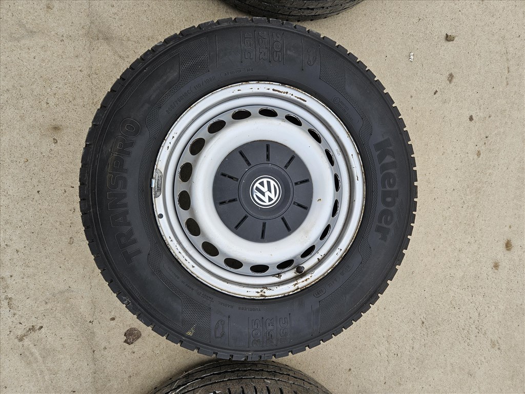 Gyári Volkswagen Crafter acél felni Kleber Transpro gumikkal és gyári középső takaró tárcsákkal 3. kép