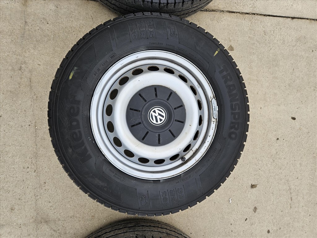 Gyári Volkswagen Crafter acél felni Kleber Transpro gumikkal és gyári középső takaró tárcsákkal 4. kép