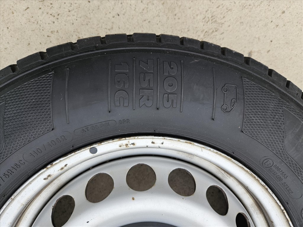 Gyári Volkswagen Crafter acél felni Kleber Transpro gumikkal és gyári középső takaró tárcsákkal 6. kép