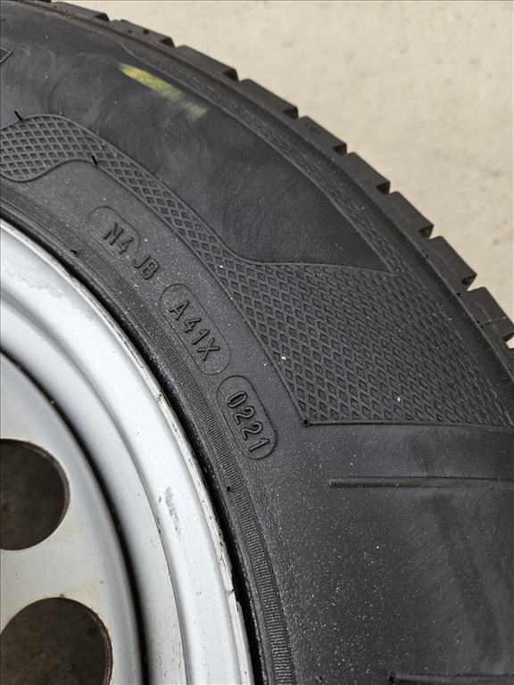 Gyári Volkswagen Crafter acél felni Kleber Transpro gumikkal és gyári középső takaró tárcsákkal 11. kép