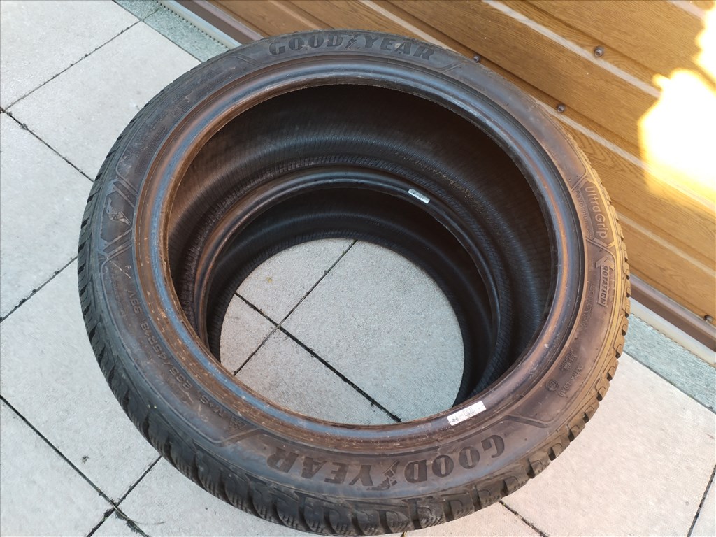  235/4518" használt Goodyear téli gumi 2 db 2. kép