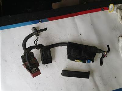 Nissan NV200 Kombi dci 110 NISSAN NV200 Biztosítéktábla Motortér  7154722330 24382ew70b