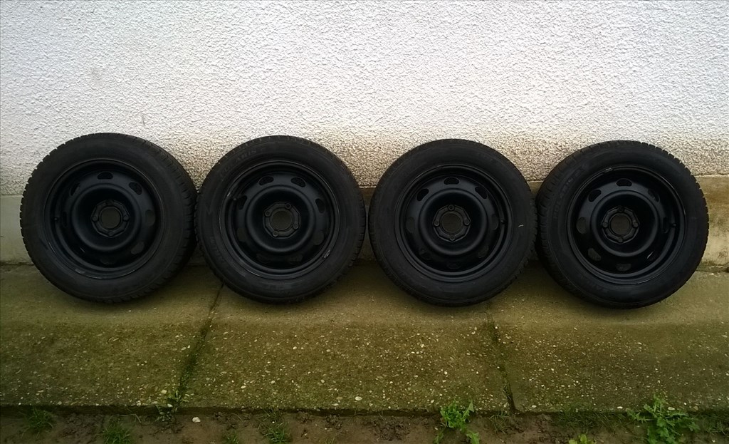 Eladó 4db 15-ös 4x108-as Citroen-Peugeot lemezfelni 185 60R15 Barum téli gumival 1. kép