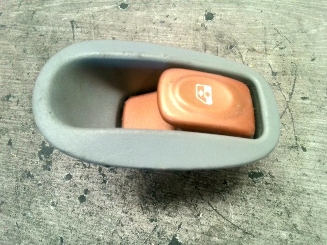 RENAULT MEGANE SCENIC 99-03 Jobb hátsó ablakemelő kapcsoló 1. kép