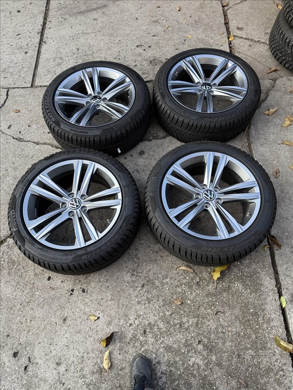  5x112 lyukosztású 18" új (gyári felni) alufelni, rajta 235/45 újszerű Pirelli téli gumi  1. kép