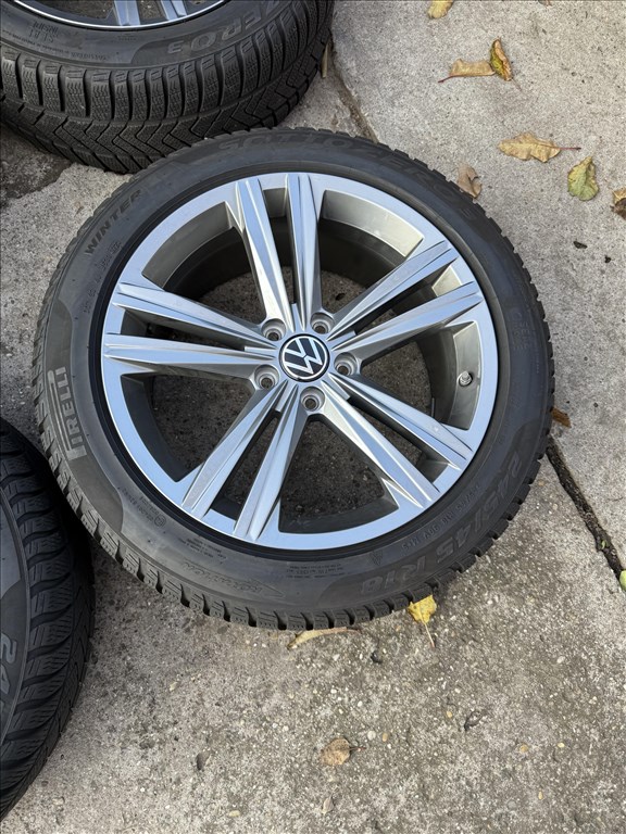  5x112 lyukosztású 18" új (gyári felni) alufelni, rajta 235/45 újszerű Pirelli téli gumi  2. kép