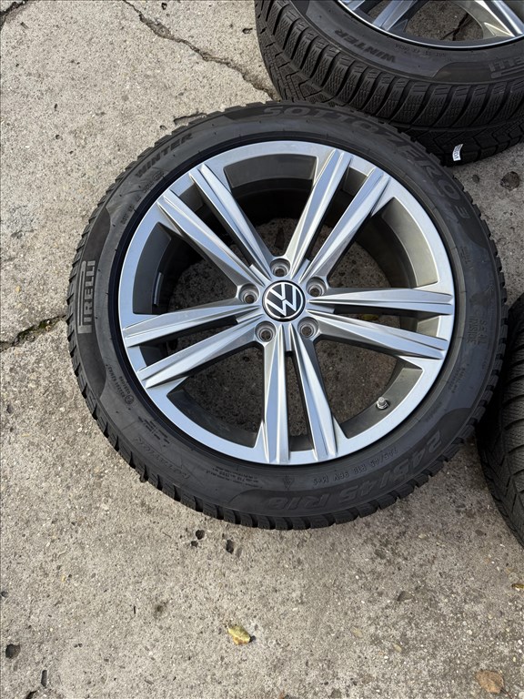  5x112 lyukosztású 18" új (gyári felni) alufelni, rajta 235/45 újszerű Pirelli téli gumi  3. kép