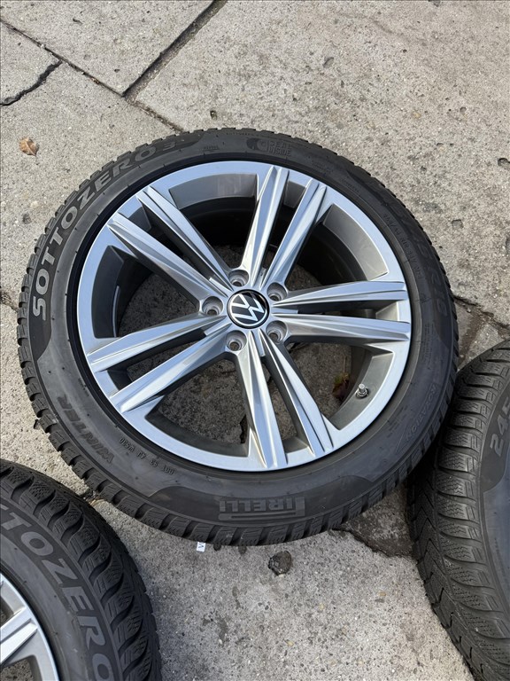 5x112 lyukosztású 18" új (gyári felni) alufelni, rajta 235/45 újszerű Pirelli téli gumi  4. kép