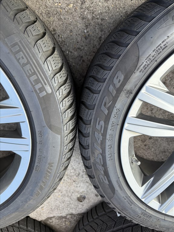  5x112 lyukosztású 18" új (gyári felni) alufelni, rajta 235/45 újszerű Pirelli téli gumi  5. kép
