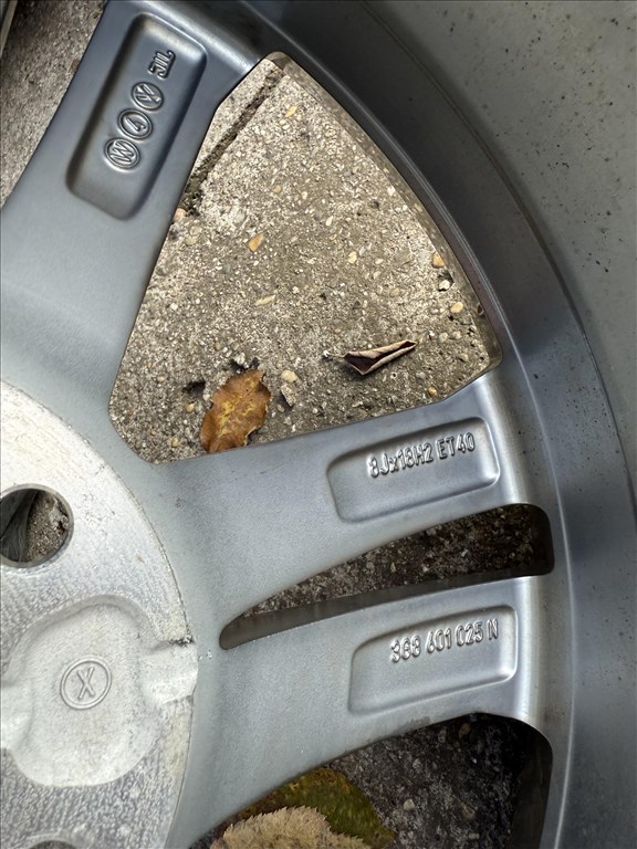  5x112 lyukosztású 18" új (gyári felni) alufelni, rajta 235/45 újszerű Pirelli téli gumi  6. kép