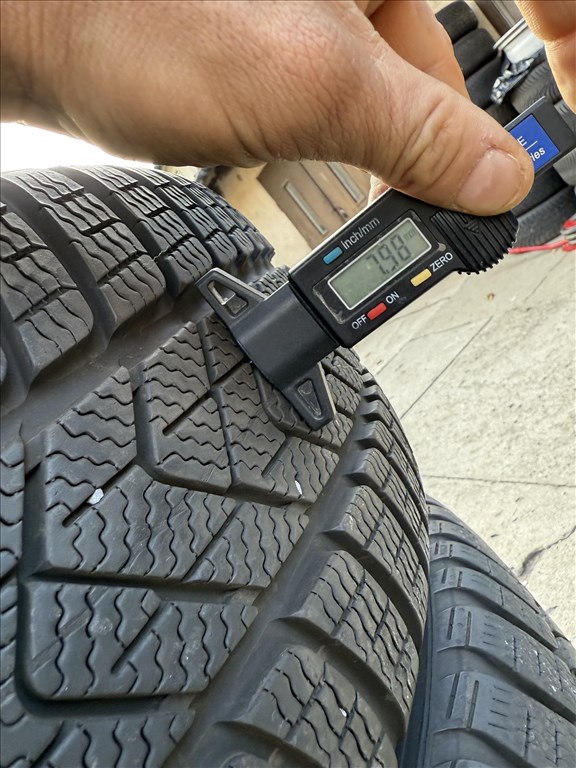  5x112 lyukosztású 18" új (gyári felni) alufelni, rajta 235/45 újszerű Pirelli téli gumi  7. kép