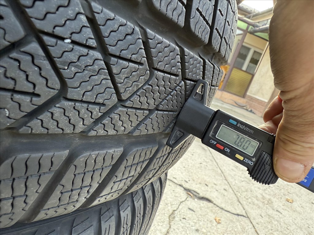  5x112 lyukosztású 18" új (gyári felni) alufelni, rajta 235/45 újszerű Pirelli téli gumi  8. kép