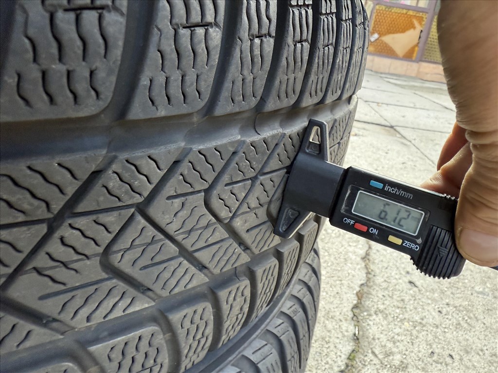  5x112 lyukosztású 18" új (gyári felni) alufelni, rajta 235/45 újszerű Pirelli téli gumi  9. kép