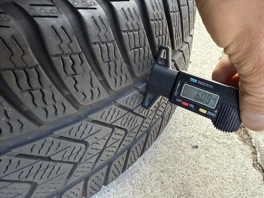  5x112 lyukosztású 18" új (gyári felni) alufelni, rajta 235/45 újszerű Pirelli téli gumi  10. kép