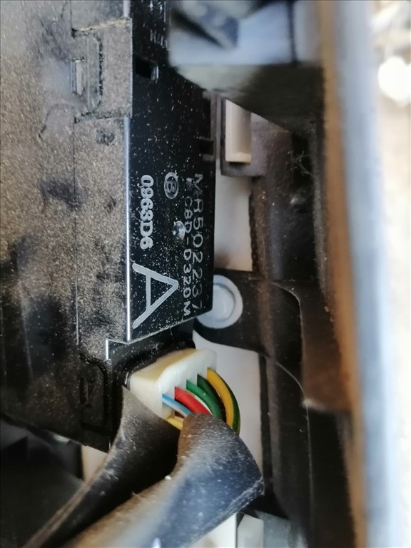 Mitsubishi Outlander I 2.0 4WD Jobb első Ablakemelő Kapcsoló, könyöklővel.  mr502237 mr456050 3. kép