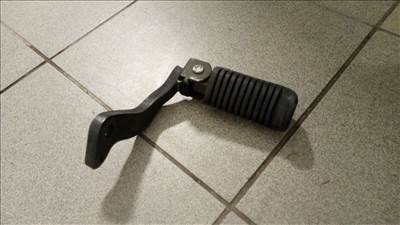 Yamaha SR125 jobb lábtartó 