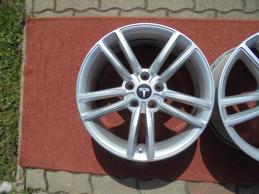 Tesla 19-es gyári alufelni szenzorral eladó 2. kép