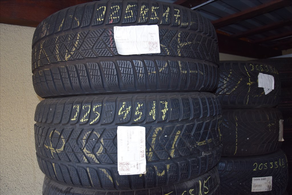  225/4517" használt Pirelli téli gumi gumi 1. kép
