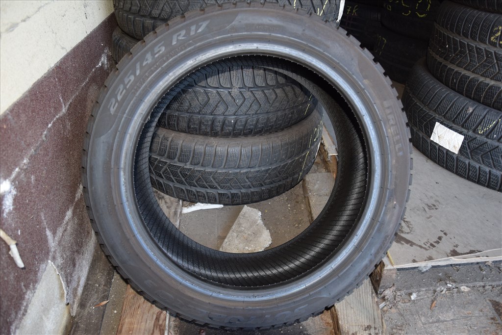  225/4517" használt Pirelli téli gumi gumi 2. kép