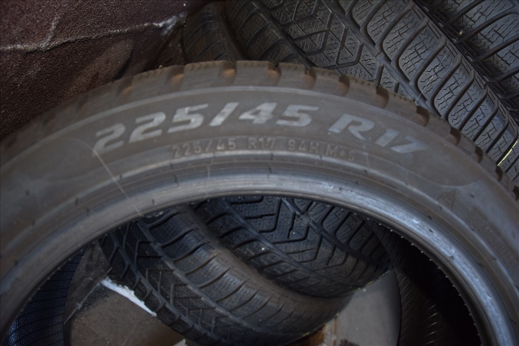  225/4517" használt Pirelli téli gumi gumi 3. kép