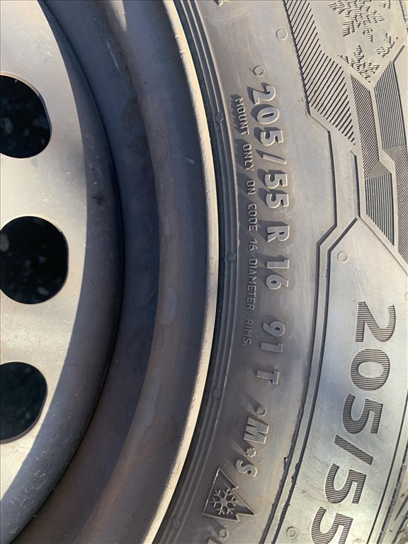  5x110 lyukosztású 16" használt (gyári felni) lemezfelni, rajta 205/55 használt téli gumi gumi  4. kép