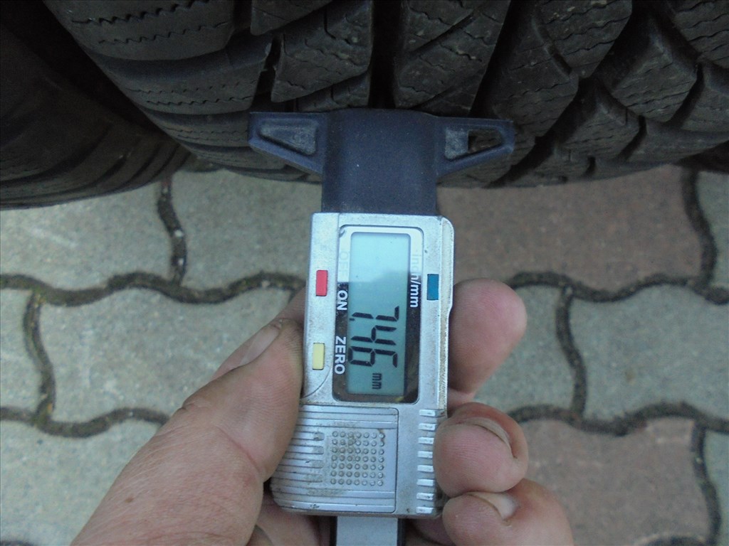 205/60 R 16" újszerű Bridgestone téli gumi eladó 4. kép