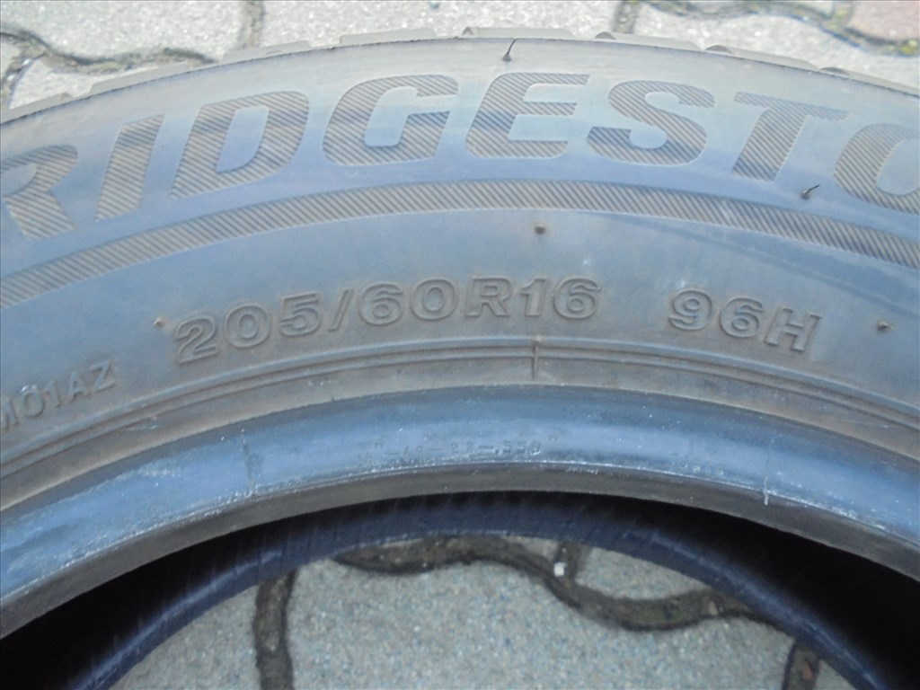 205/60 R 16" újszerű Bridgestone téli gumi eladó 5. kép