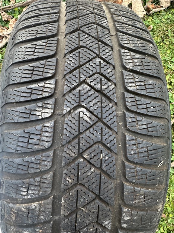  245/4019" használt Pirelli téli gumi gumi 1. kép