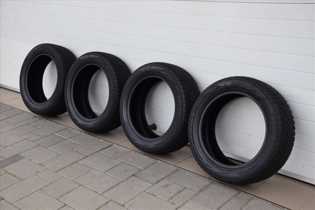  225/55  18" újszerű Falken téli gumi SUV 1. kép