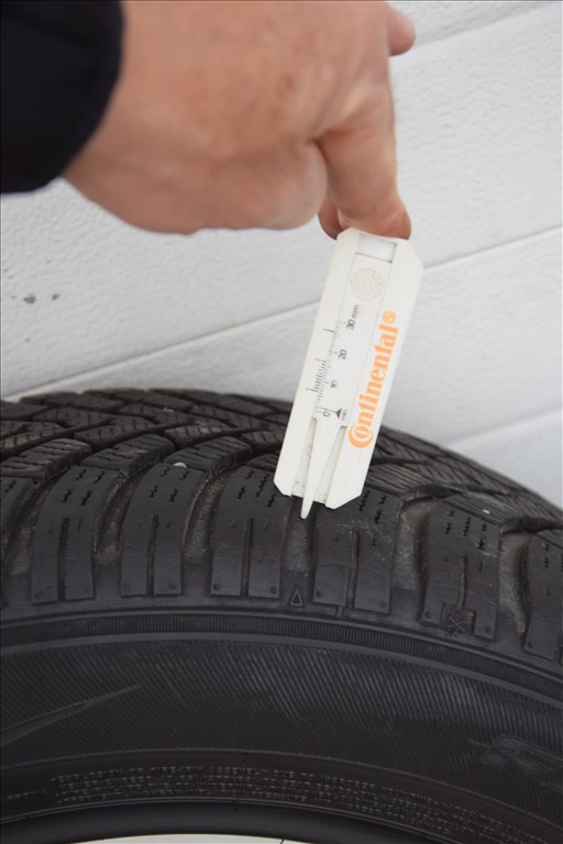  225/55  18" újszerű Falken téli gumi SUV 8. kép